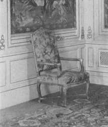 Rare Louis XIV chair, showing the characteristic underbracing