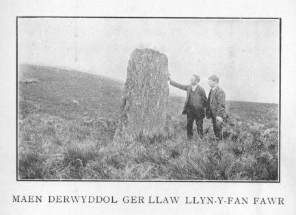 MAEN DERWYDDOL GER LLAW LLYN-Y-FAN FAWR