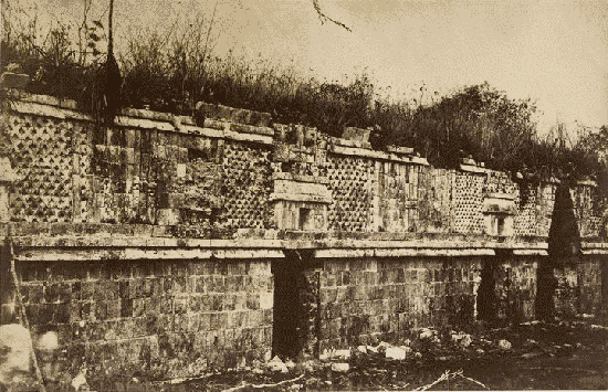 Palais Des Nonnes, à Uxmal; cote sud.