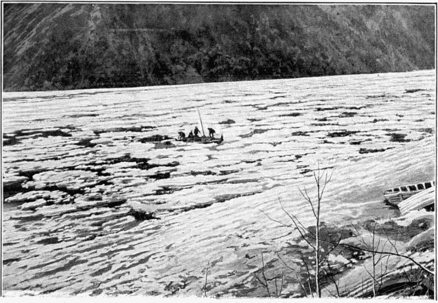 LE YUKON PRÈS DE DAWSON, AU MOMENT DE LA DÉBÂCLE DES GLACES.—D'APRÈS UNE PHOTOGRAPHIE DE LA ROCHE, À SEATTLE.