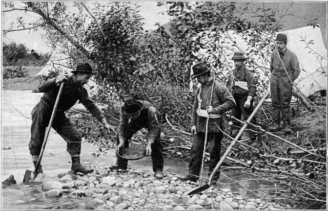 LAVAGE DE L'OR AU PAN.—DESSIN DE GOTORBE, PHOTOGRAPHIE DE LA ROCHE, À SEATTLE.