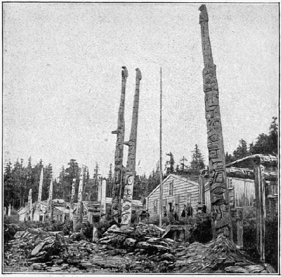 TOTEMS À SITKA.—PHOTOGRAPHIE DE LA ROCHE, À SEATTLE.