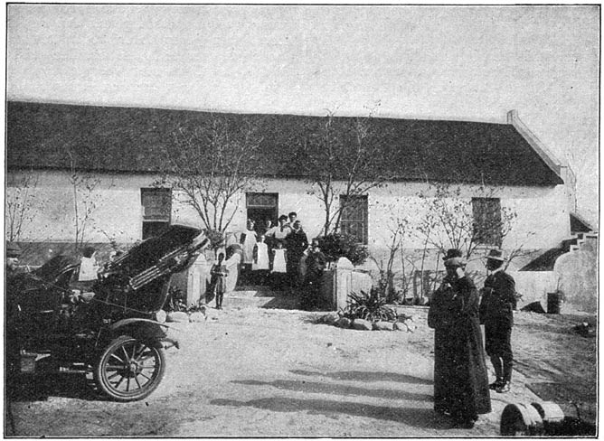 Woonhuis van een rijken boer op een struisvogelfarm. (Phot. Dr. Oskar Bongard.)