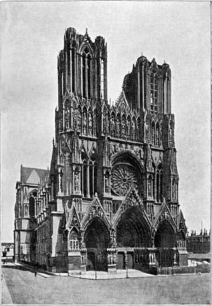 Kathedraal van Reims waarheen Karel VII door Jeanne d' Arc en haar zegevierend leger geleid     werd, om daar gekroond te worden. De Kathedraal, die zich bij het uitbreken van den tegenwoordigen     wereldoorlog nog in den zelfden toestand bevond, heeft thans door het     bombardement van de stad zeer geleden.--(Naar een photographie)