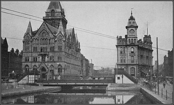 The canal gives Syracuse a Venetian look