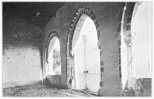 Lámina 36.  ALEGRÍA Ermita de Ntra. Sra. de Ayala: Interior del pórtico. (Fot. L. E.)