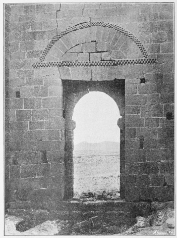 Lámina 67. LA BASTIDA Puerta de la ermita de San Martín de los Monjes (interior). (Fot. L. E.)