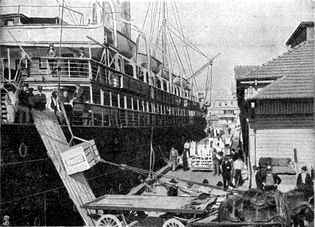 Ausladen der Fracht in einem Hafen.