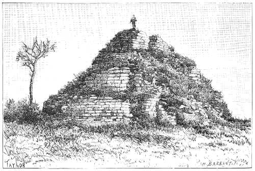 SMALL PYRAMID OF AKÉ.