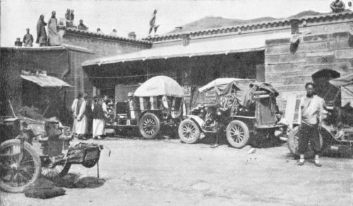 Die Automobile im Hofe der Russisch-Chinesischen Bank in Kalgan.