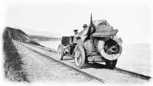 Auf der Strecke der sibirischen Eisenbahn in Begleitung des Gendarmen.