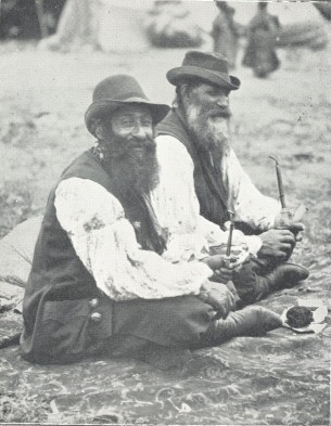 Kola (on right).  Photo, by Central News