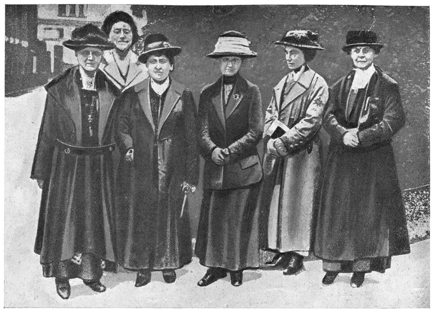 DR. ALETTA H. JACOBS MET MISS JANE ADDAMS, MISS CAROLINA WOOD EN DR. ALICE HAMILTON UIT AMERIKA EN MISS MARION FOX EN MISS JOHN FRY UIT ENGELAND, IN 1919 IN DUITSCHLAND OM DE GEVOLGEN VAN DE HONGERBLOKKADE NA TE GAAN