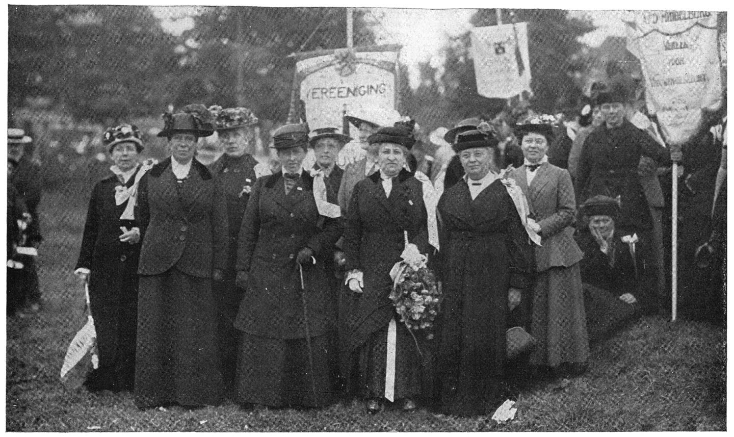 DR. ALETTA H. JACOBS MET HET HOOFDBESTUUR VAN DE VER. VOOR VROUWENKIESRECHT VÓÓR HET BEGIN VAN DE GROOTE DEMONSTRATIEVE BETOOGING IN 1916