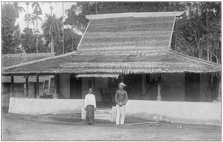 Het huis van den Sangadji van Galela. (Phot. Baretta).