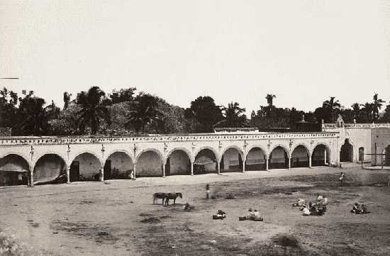 Place et Seconde Pyramide, a Izamal.