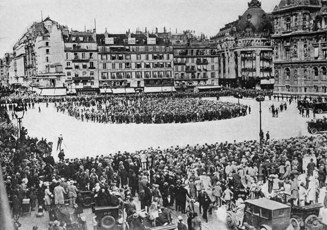 CROWDS AT THE CITY HALL AT THE OFFICIAL RECEPTION